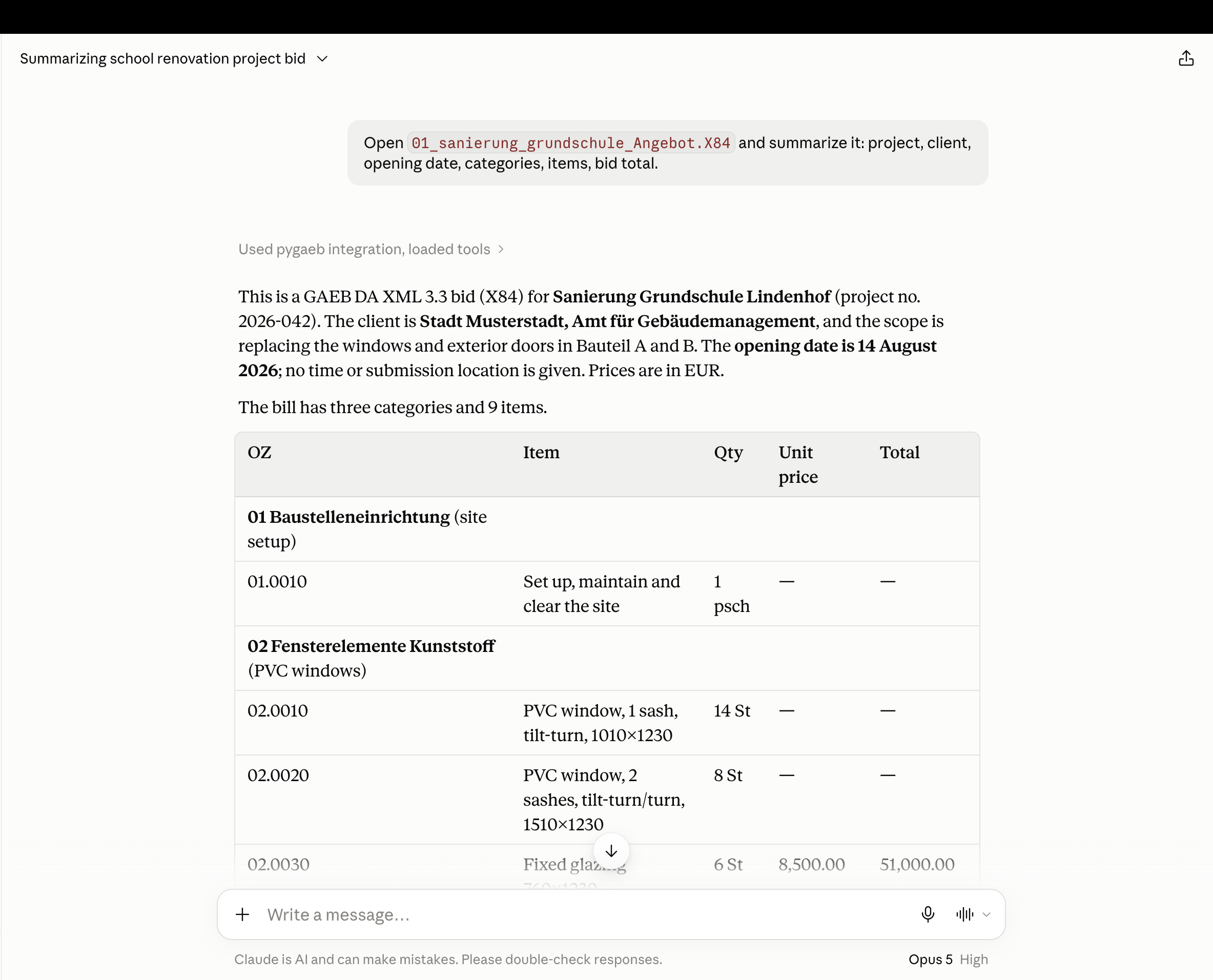 Claude Desktop antwortet mit einer Zusammenfassung des Schulangebots: Projekt, Auftraggeber, Eröffnungstermin, errechnete Summe und die unbepreisten Positionen